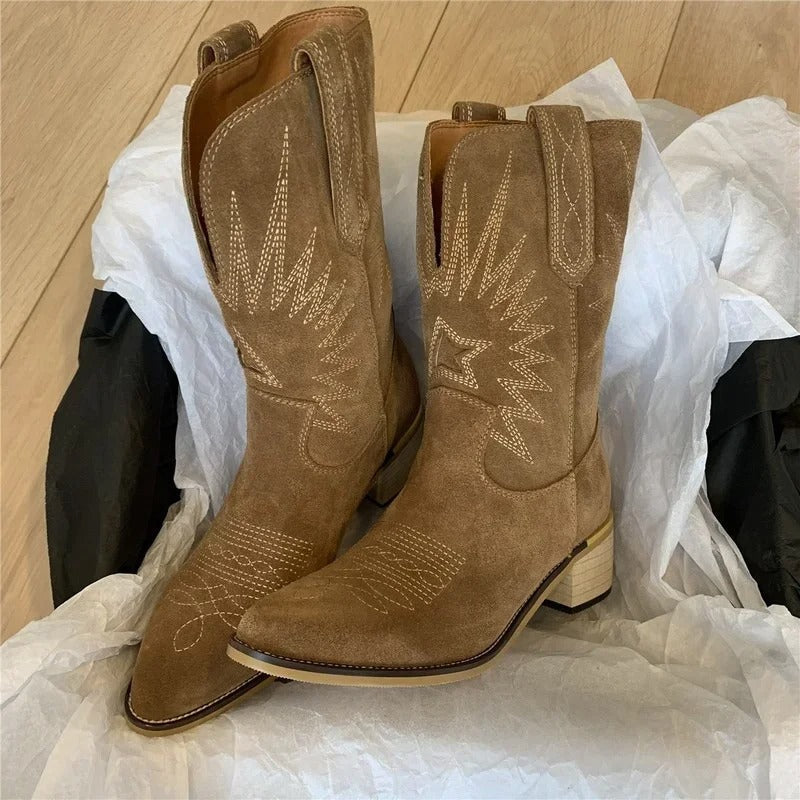 Bottes western femme en cuir brodé, bout pointu, talon bloc, style audacieux et confort durable.