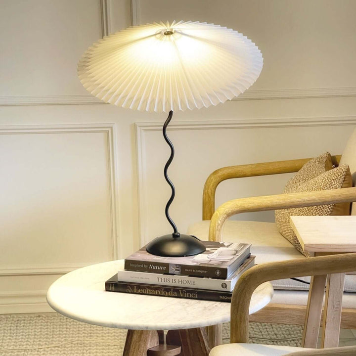 Lampa stołowa Squiggle w ciemnozielonej wersji