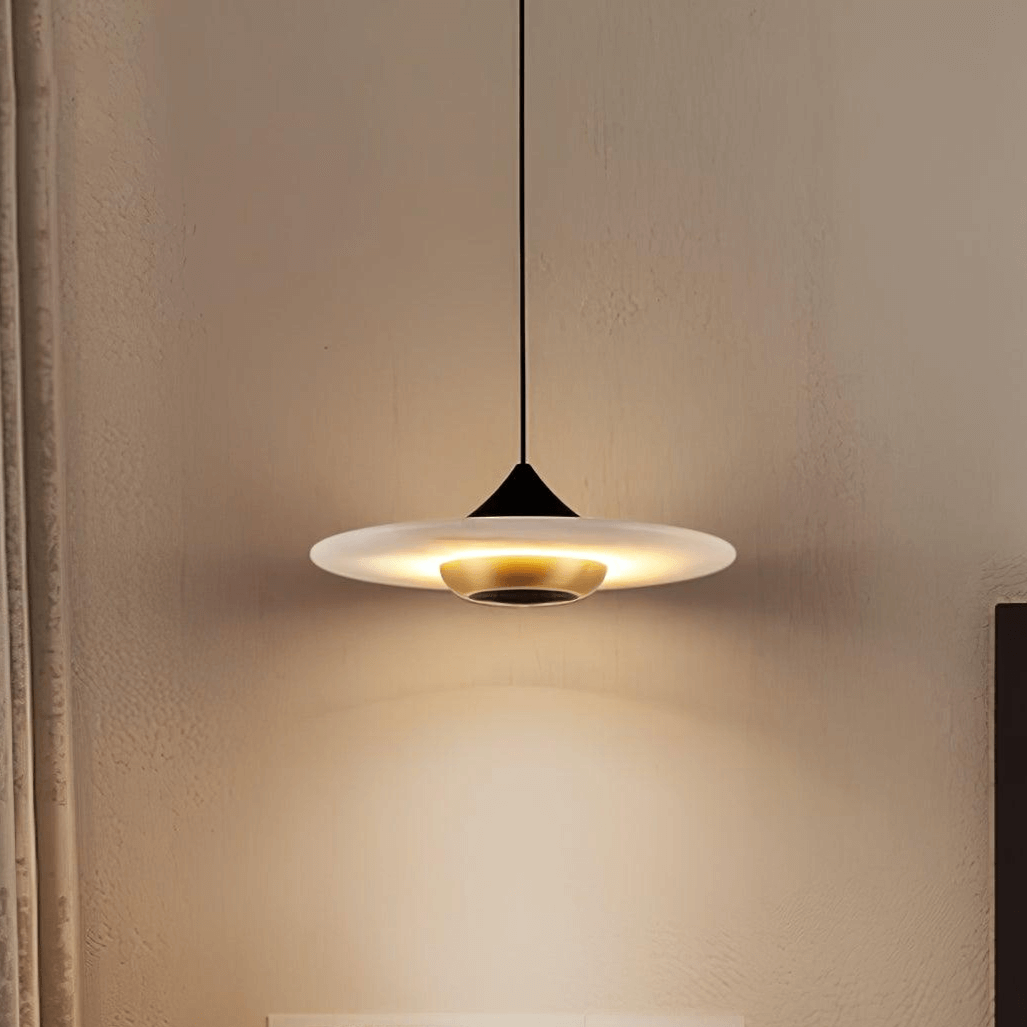 Marmurowa lampa wisząca w kształcie latającego spodka