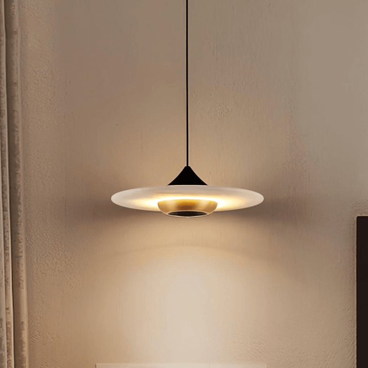 Marmurowa lampa wisząca w kształcie latającego spodka
