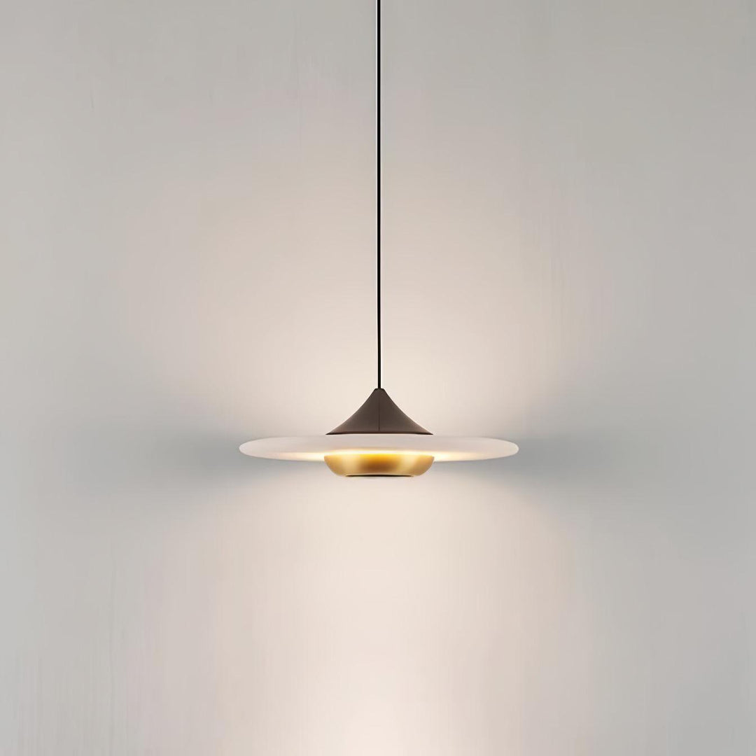 Marmurowa lampa wisząca w kształcie latającego spodka