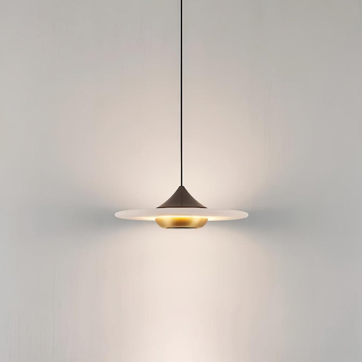 Marmurowa lampa wisząca w kształcie latającego spodka