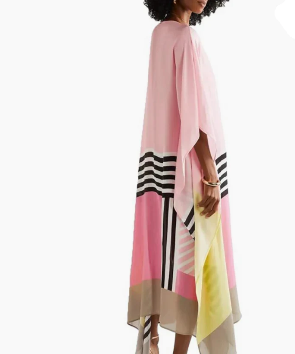 Różowy kaftan w paski, elegancki i zwiewny, idealny do podkreślenia Twojej kobiecej sylwetki. Zapewniony komfort i styl.