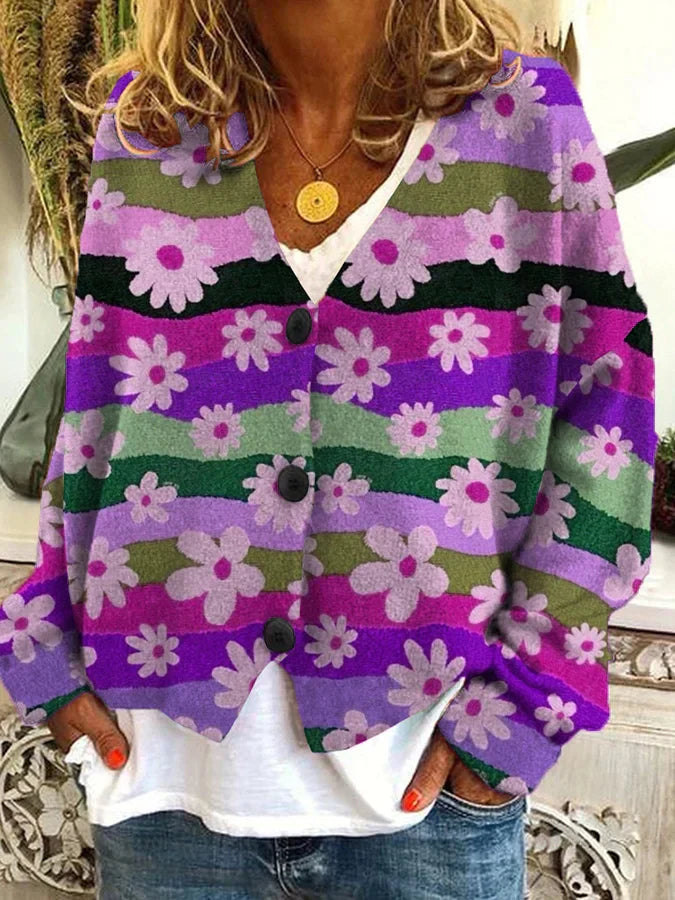 Damski kolorowy kardigan vintage, kwiatowy wzór, eleganckie guziki, fiolet, kurkuma i błękit, szykowny i wygodny styl.