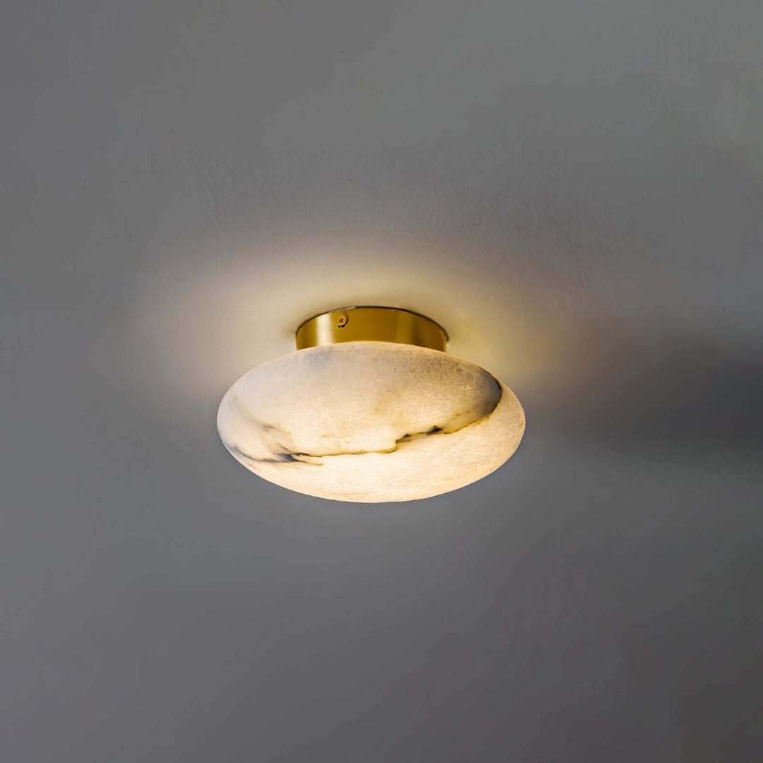 Owalna lampa sufitowa z alabastru i mosiądzu