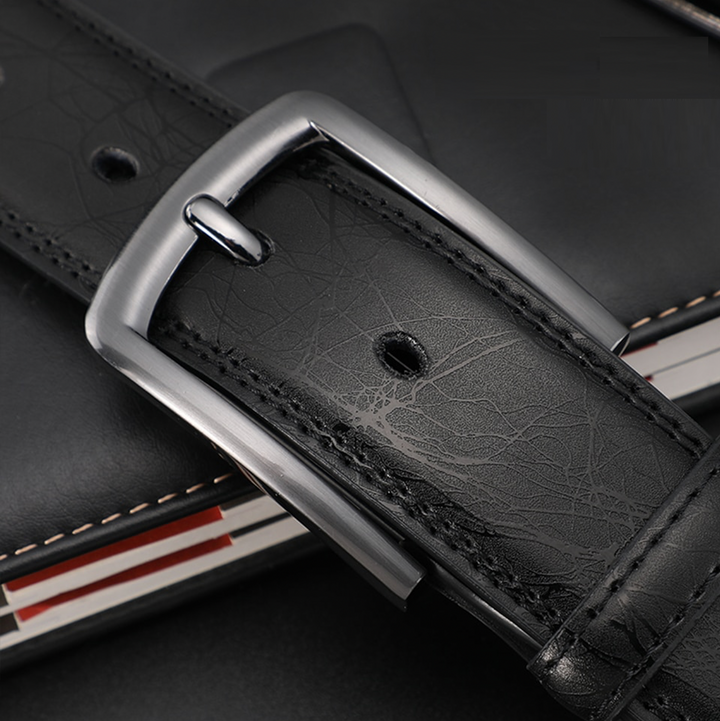 Brązowy, skórzany pasek męski ze srebrną klamrą, ponadczasowy i elegancki design, idealny do stylizacji formalnych lub casualowych