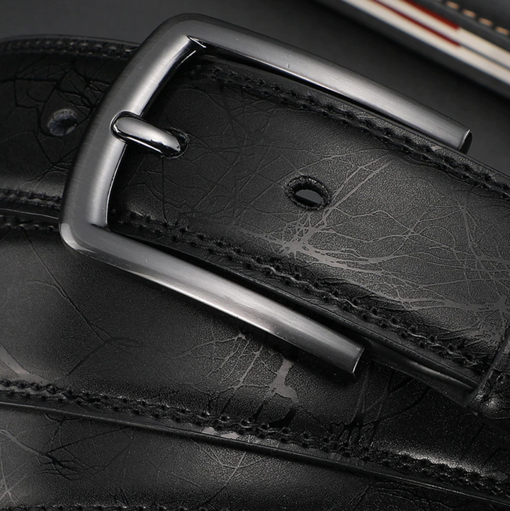 Brązowy, skórzany pasek męski ze srebrną klamrą, ponadczasowy i elegancki design, idealny do stylizacji formalnych lub casualowych