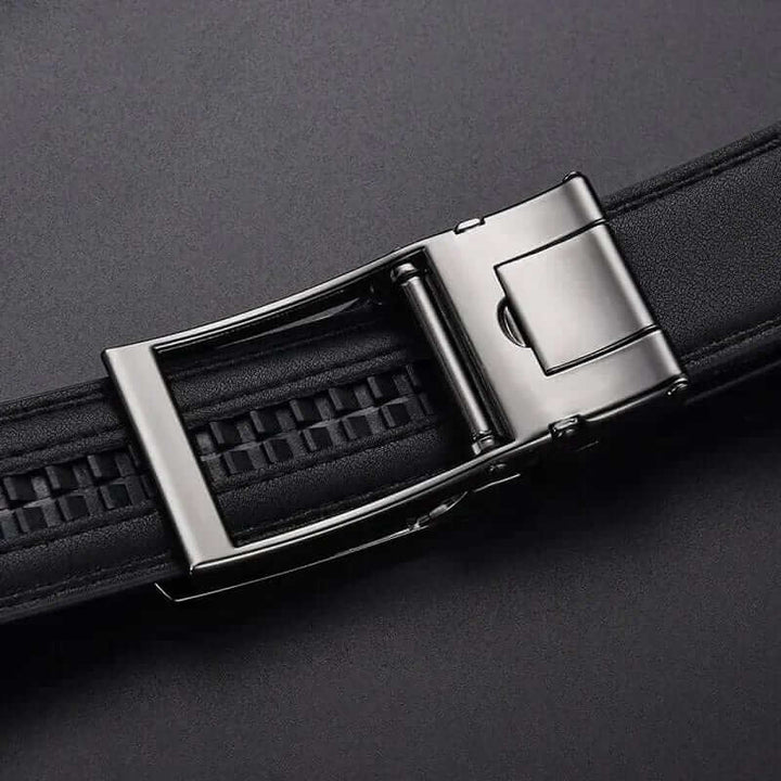 SmartBelt bez dziurek w kolorze czarnym, elegancki, regulowany, modny dodatek dla kobiet, nowoczesny, wszechstronny design.
