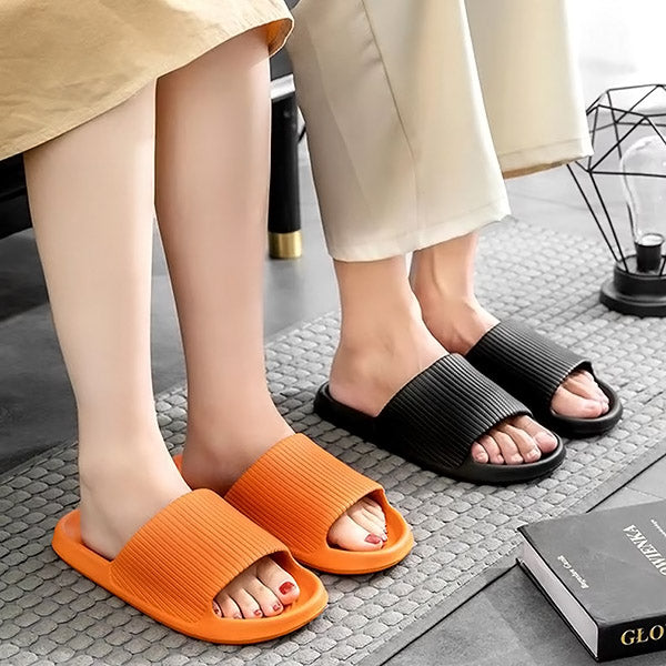 Ergonomiczne szare kapcie z miękką wyściółką i antypoślizgową podeszwą, idealne dla komfortu i bezpieczeństwa w domu.