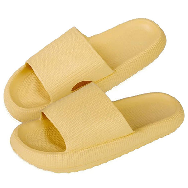 Ergonomiczne szare kapcie z miękką wyściółką i antypoślizgową podeszwą, idealne dla komfortu i bezpieczeństwa w domu.