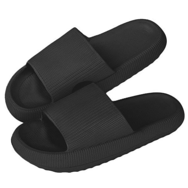 Ergonomiczne szare kapcie z miękką wyściółką i antypoślizgową podeszwą, idealne dla komfortu i bezpieczeństwa w domu.