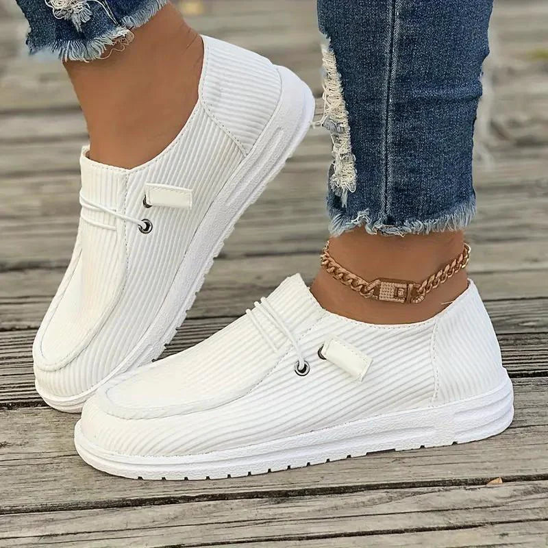 Damskie czarne płaskie buty wsuwane, design bez sznurówek, elastyczna podeszwa, lekki komfort, stylowy wygląd casualowy.