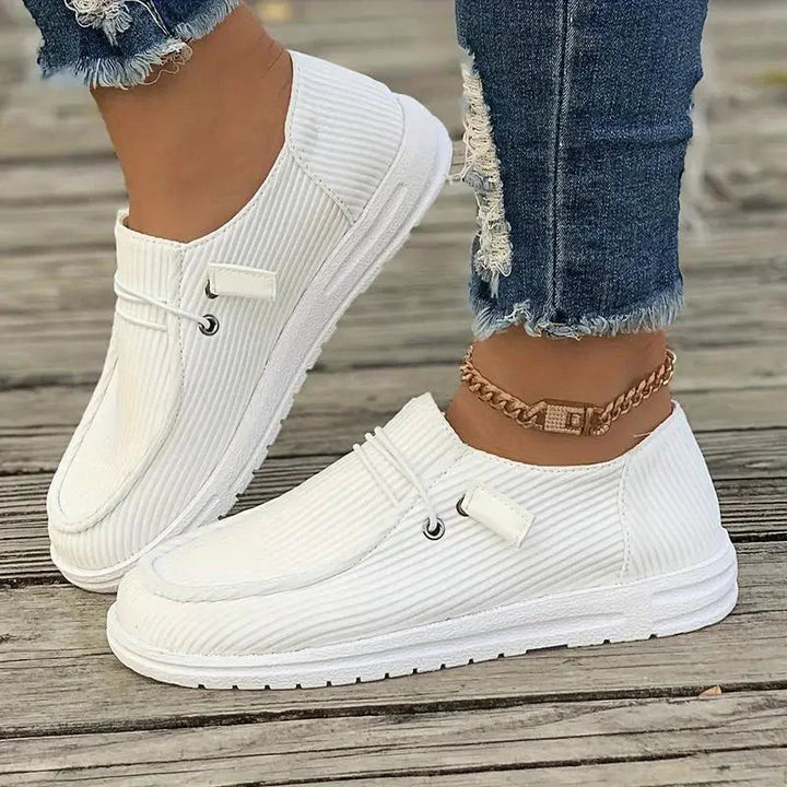 Damskie czarne płaskie buty wsuwane, design bez sznurówek, elastyczna podeszwa, lekki komfort, stylowy wygląd casualowy.