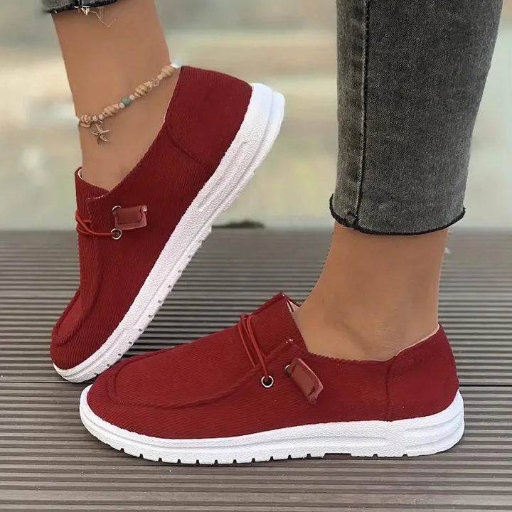 Damskie czarne płaskie buty wsuwane, design bez sznurówek, elastyczna podeszwa, lekki komfort, stylowy wygląd casualowy.