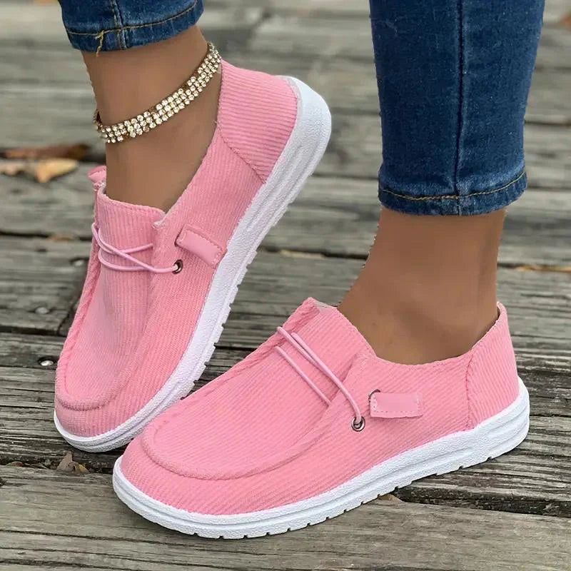 Damskie czarne płaskie buty wsuwane, design bez sznurówek, elastyczna podeszwa, lekki komfort, stylowy wygląd casualowy.