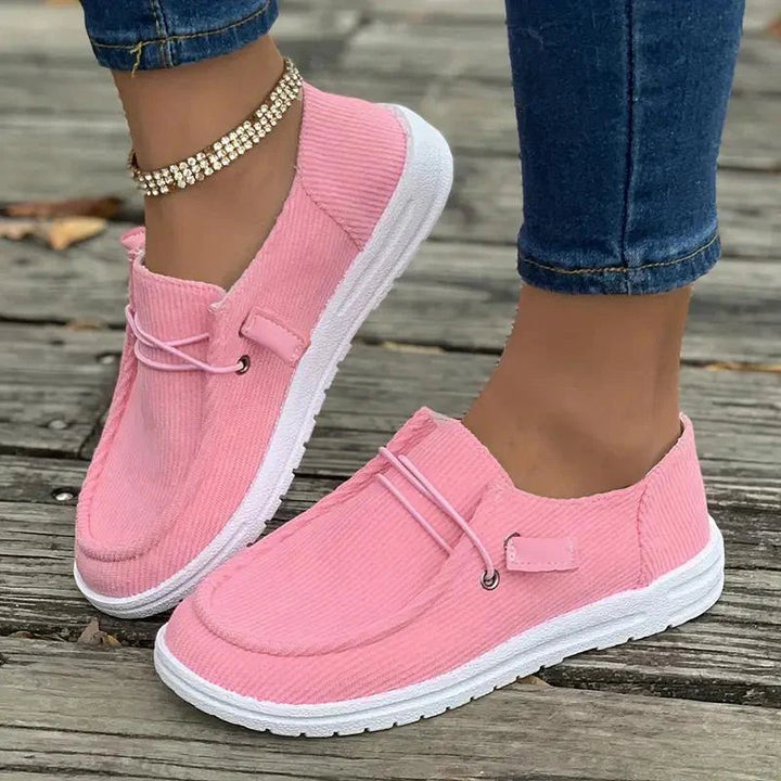Damskie czarne płaskie buty wsuwane, design bez sznurówek, elastyczna podeszwa, lekki komfort, stylowy wygląd casualowy.