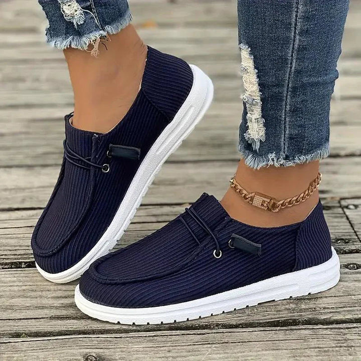 Damskie czarne płaskie buty wsuwane, design bez sznurówek, elastyczna podeszwa, lekki komfort, stylowy wygląd casualowy.