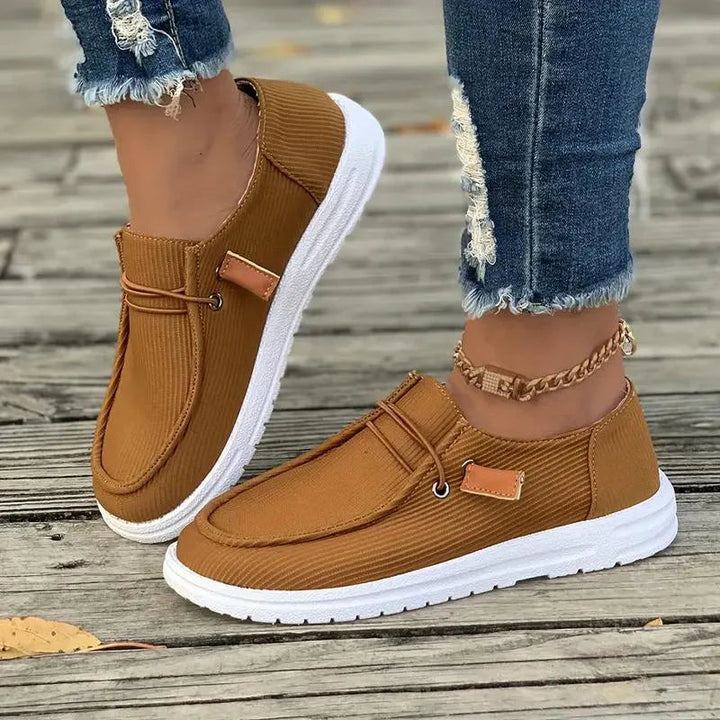 Damskie czarne płaskie buty wsuwane, design bez sznurówek, elastyczna podeszwa, lekki komfort, stylowy wygląd casualowy.