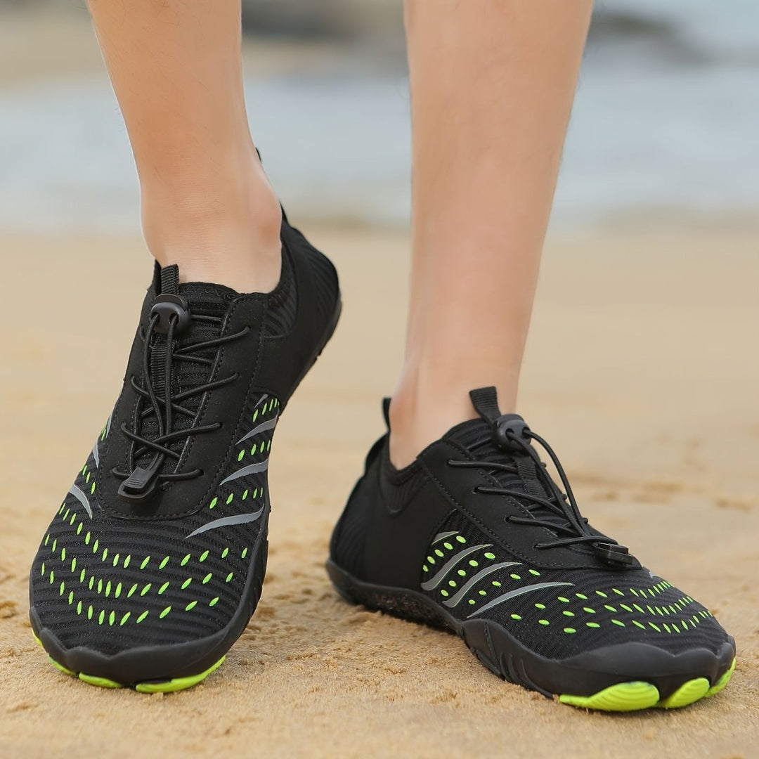 Lekkie buty do wody unisex, oddychające, antypoślizgowa podeszwa, osoba w butach w wodzie