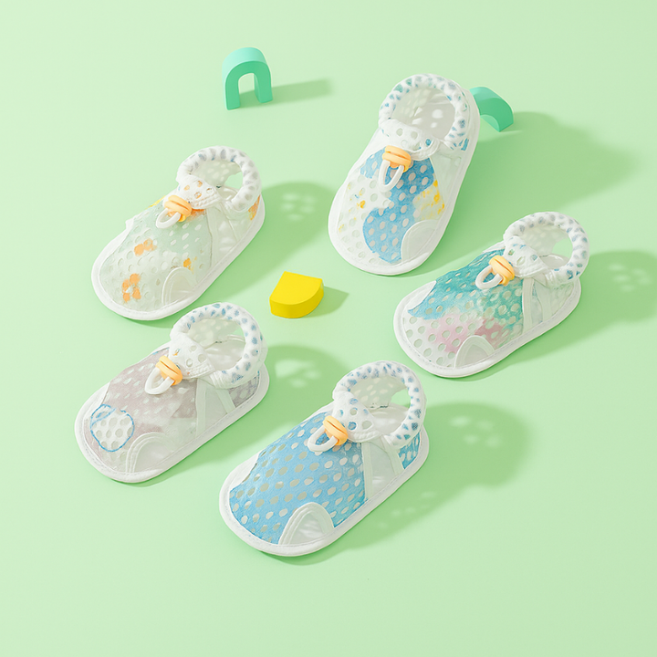 Lekkie buciki dziecięce z oddychającej siateczki, z antypoślizgową podeszwą, wzór w niebieskie kropki, dla komfortu i swobody ruchu.