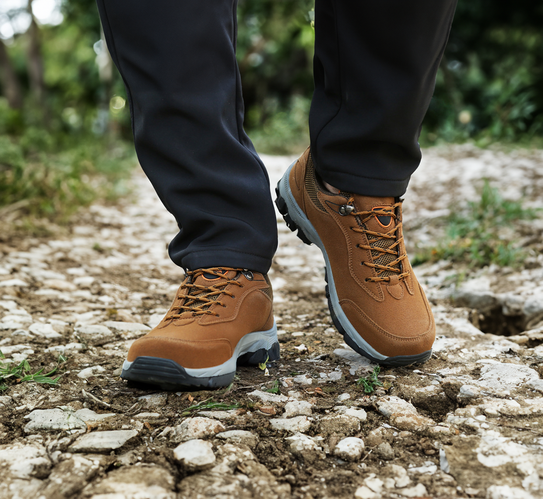 Męskie ortopedyczne buty do chodzenia, brązowe, z ergonomicznym designem, antypoślizgową podeszwą, zapewniające codzienny komfort i wsparcie.