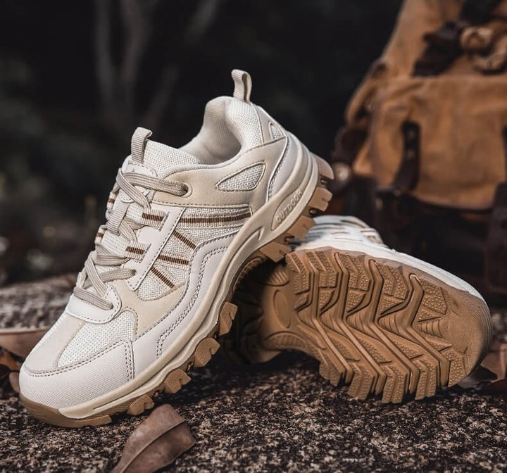 Lekkie buty outdoorowe dla mężczyzn, odpowiednie do długich spacerów i trekkingu.
