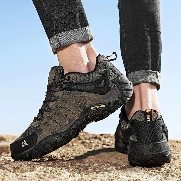 Wytrzymałe męskie buty trekkingowe, antypoślizgowa podeszwa, nowoczesny design, idealne na górskie tereny, wysoki komfort.