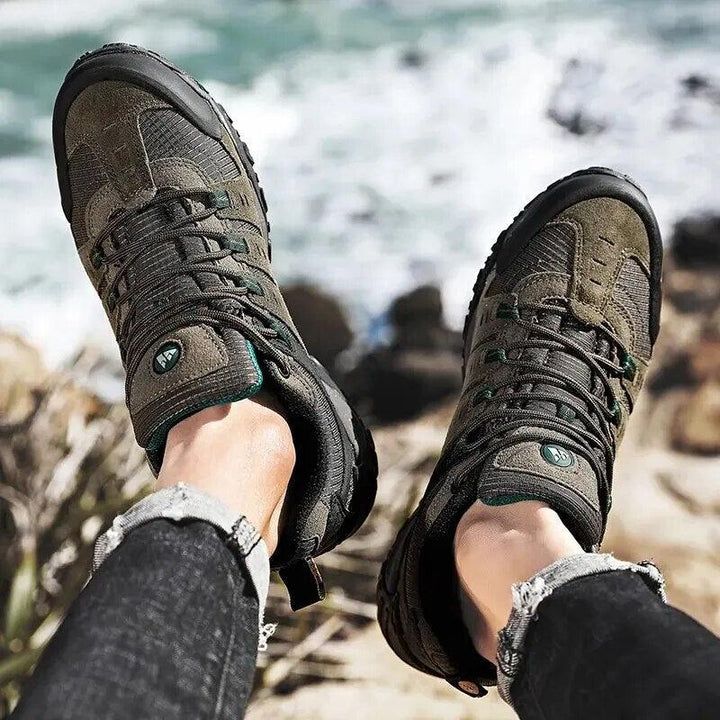 Wytrzymałe męskie buty trekkingowe, antypoślizgowa podeszwa, nowoczesny design, idealne na górskie tereny, wysoki komfort.