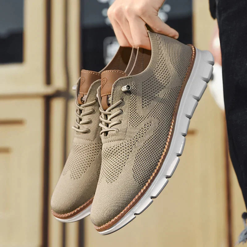 Chaussures décontractées homme élégantes, cuir noir et beige, idéales pour l'été, confortables, style moderne.