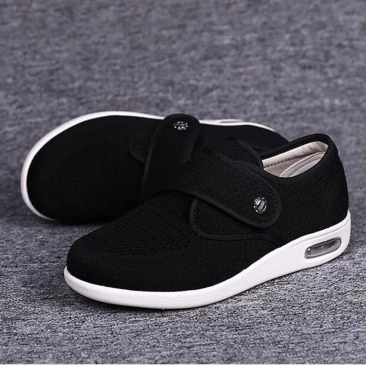 Eleganckie buty dla diabetyków Anika w kolorze czarnym z szerokim przodem i miękką wkładką.