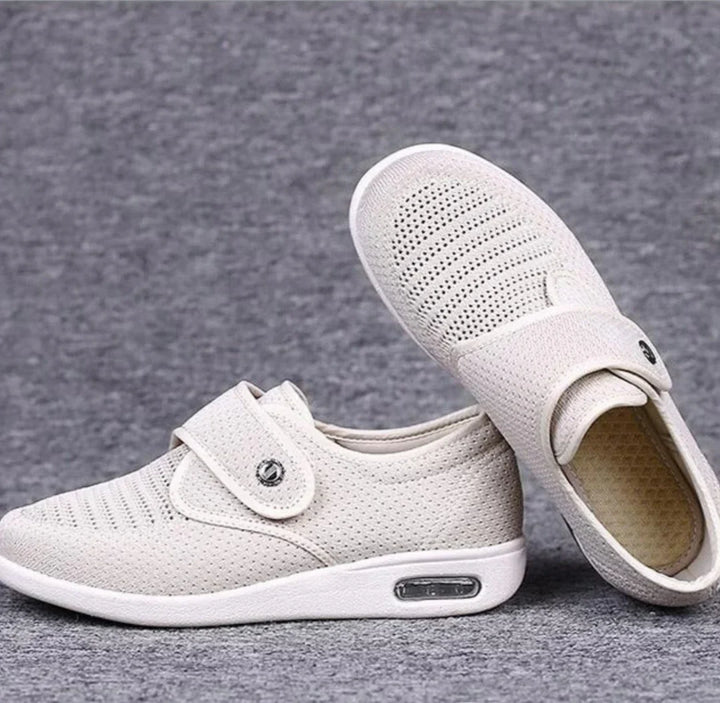 Widok z boku damskich butów Anika w kolorze niebieskim, podkreślający ich elegancki, ale komfortowy design.