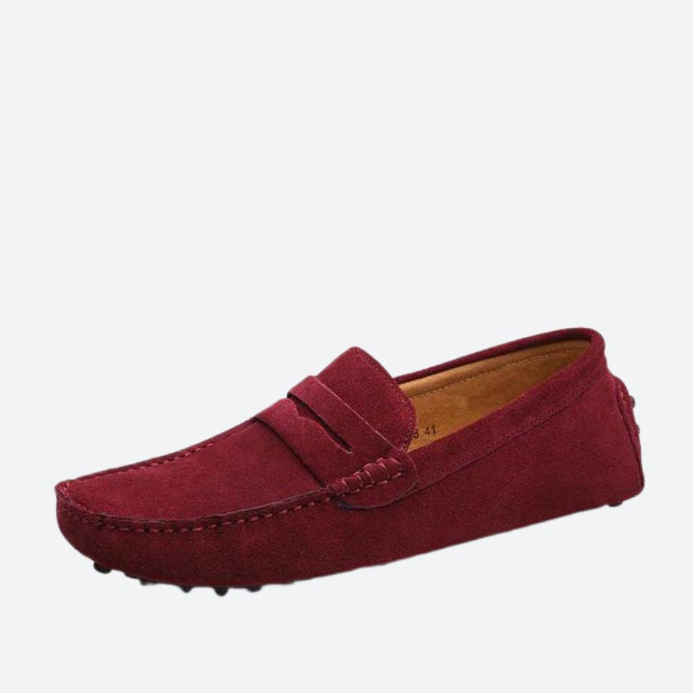Czerwone wino eleganckie buty skórzane męskie, widok z góry.