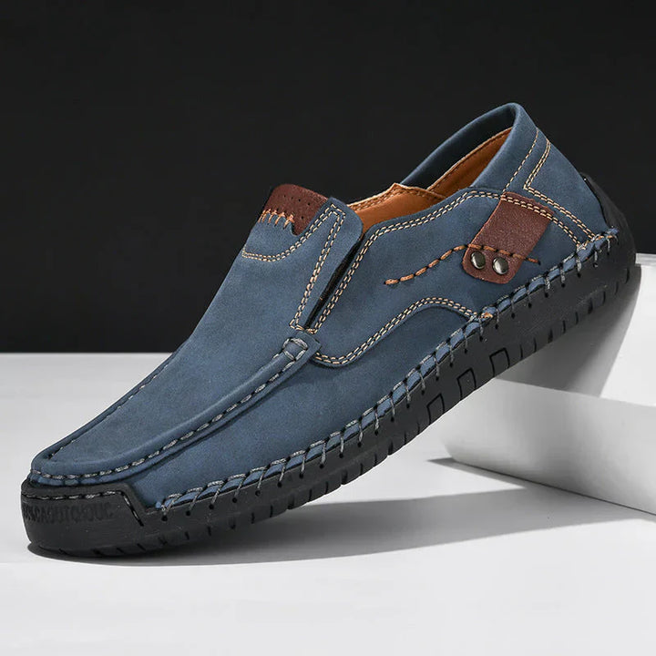 Eleganckie męskie buty w kolorze brązowym, wykonane ze skóry, z antypoślizgową podeszwą, idealne na różne okazje.