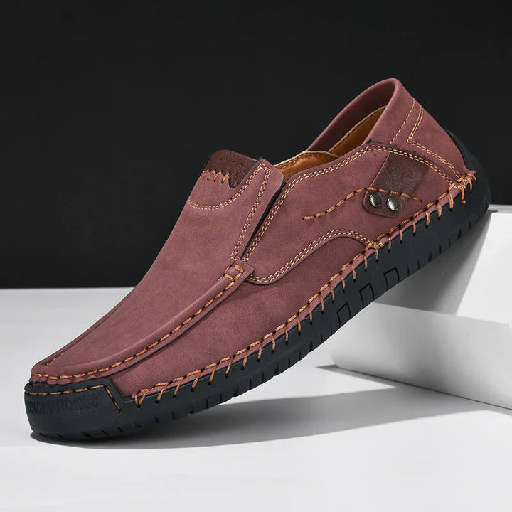 Eleganckie męskie buty w kolorze brązowym, wykonane ze skóry, z antypoślizgową podeszwą, idealne na różne okazje.