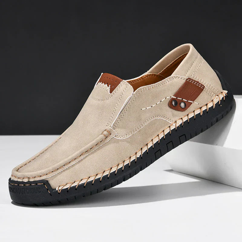 Eleganckie męskie buty w kolorze brązowym, wykonane ze skóry, z antypoślizgową podeszwą, idealne na różne okazje.