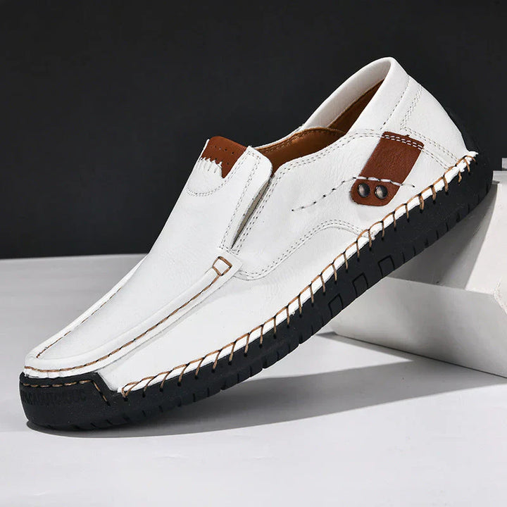 Eleganckie męskie buty w kolorze brązowym, wykonane ze skóry, z antypoślizgową podeszwą, idealne na różne okazje.