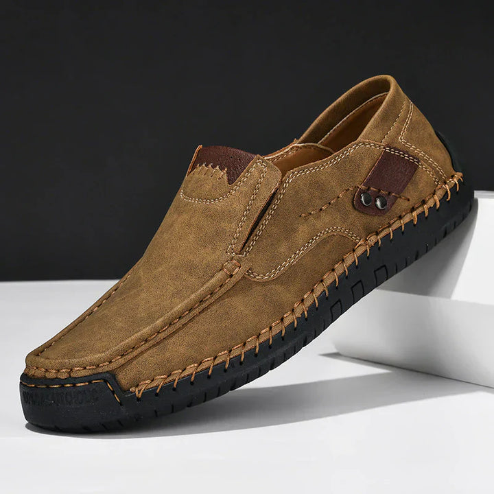 Eleganckie męskie buty w kolorze brązowym, wykonane ze skóry, z antypoślizgową podeszwą, idealne na różne okazje.