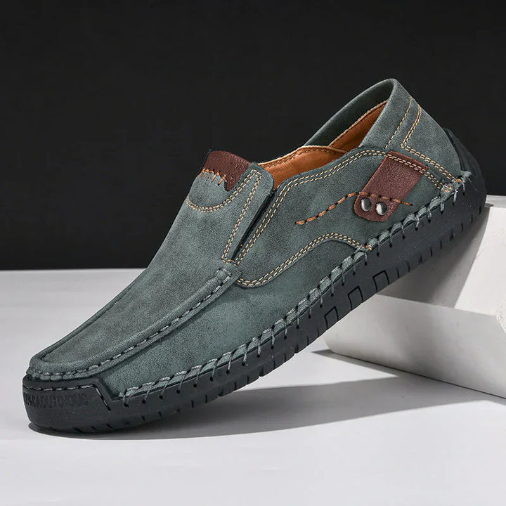 Eleganckie męskie buty w kolorze brązowym, wykonane ze skóry, z antypoślizgową podeszwą, idealne na różne okazje.