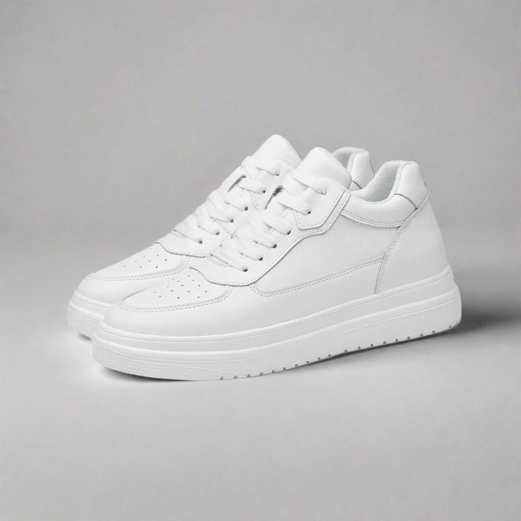Nowoczesne czarne męskie buty podwyższające, smukły design, antypoślizgowa podeszwa, optymalny komfort, dyskretne podwyższenie.