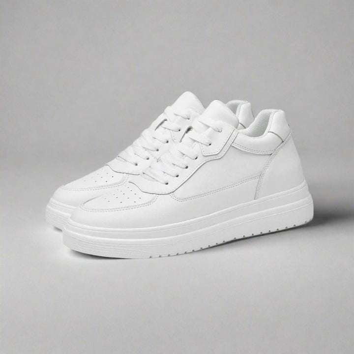 Nowoczesne czarne męskie buty podwyższające, smukły design, antypoślizgowa podeszwa, optymalny komfort, dyskretne podwyższenie.