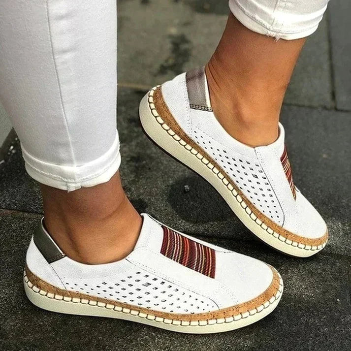 Damskie buty ortopedyczne w kolorze beżowym, z eleganckim designem, antypoślizgową podeszwą, regulowanym zapięciem, dostępne w rozmiarach 35-43.
