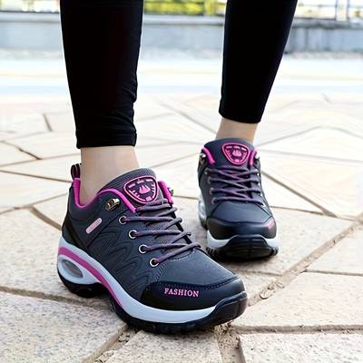 Szare buty ortopedyczne dla kobiet, nowoczesny design, optymalny komfort, wsparcie łuku, oddychające materiały.