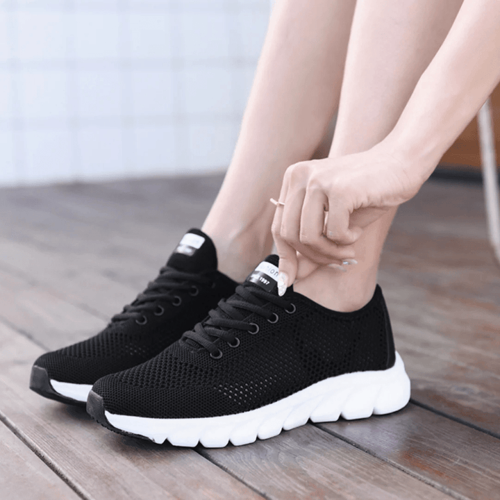 Nowoczesne, oddychające, eleganckie buty ortopedyczne dla kobiet, widok z przodu, dostępne w kolorach białym, czarnym i różowym, zapewniające komfort i styl.