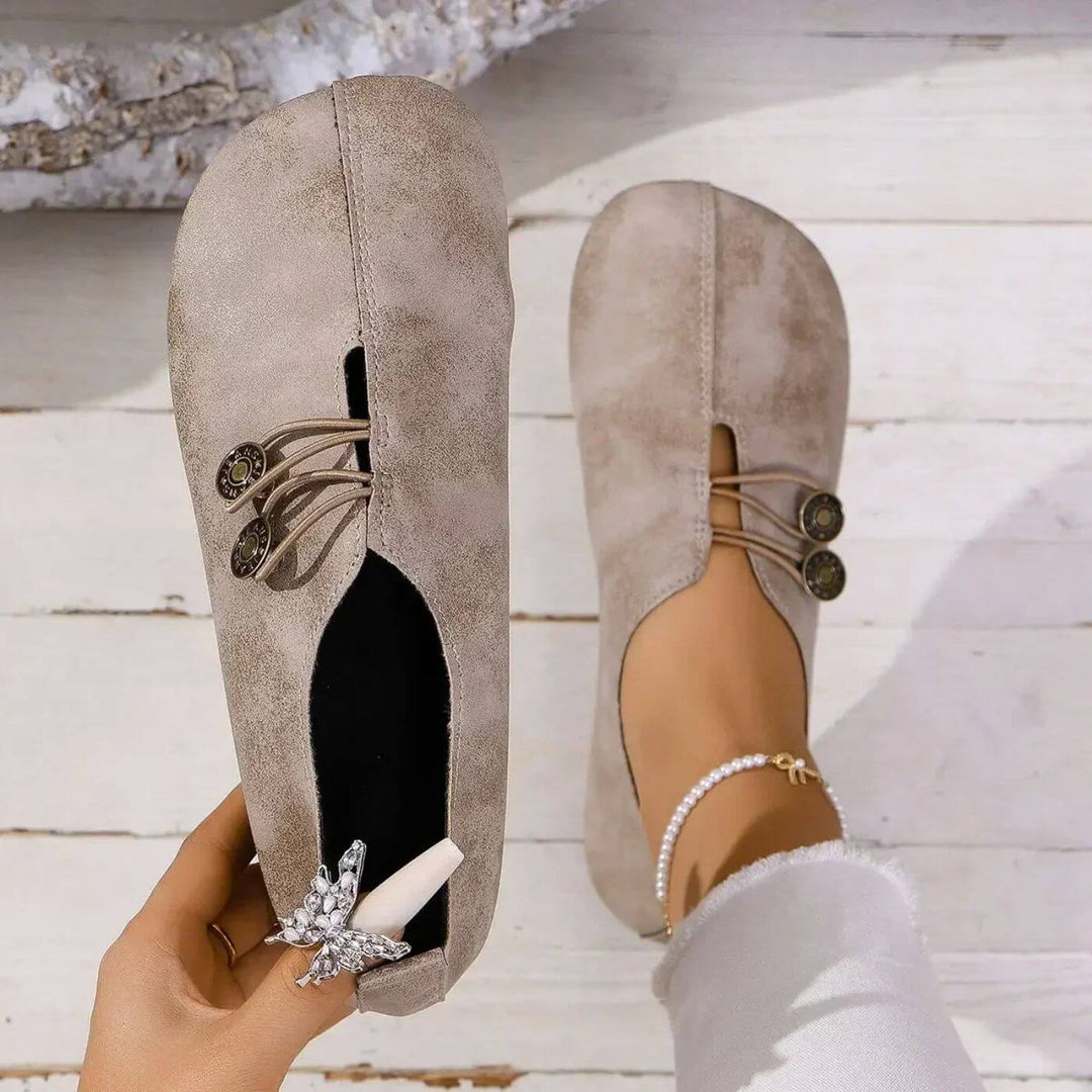 Ortopedyczne buty damskie, elastyczny design, wsparcie i komfort, oddychająca cholewka, elegancki neutralny kolor.
