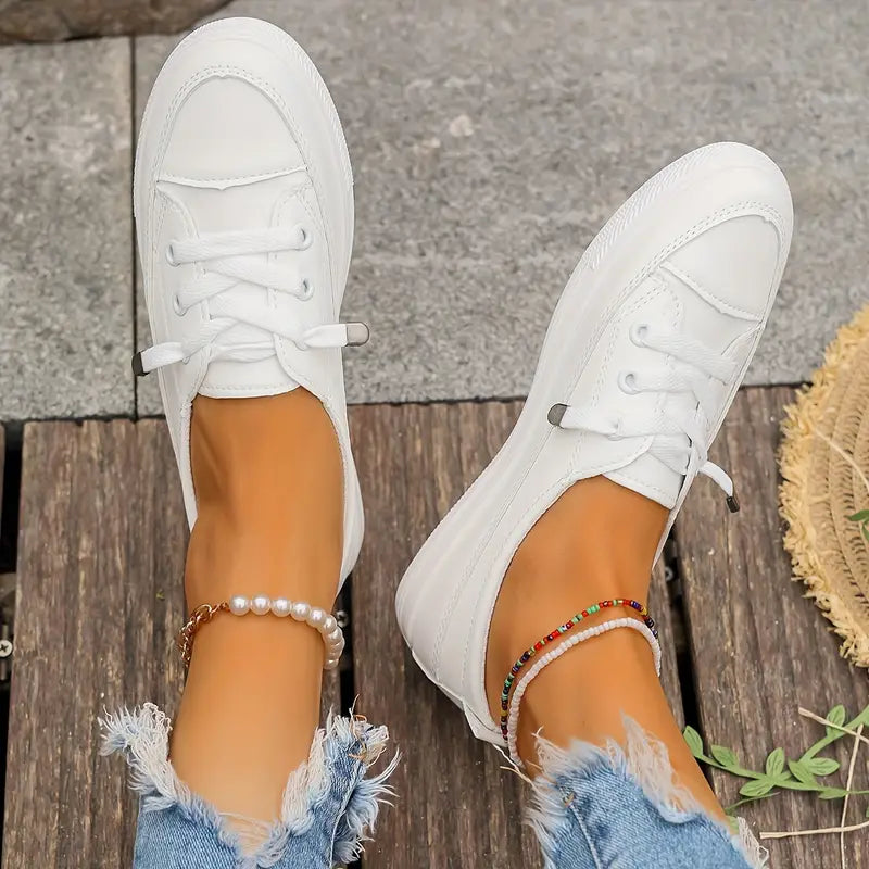 Damskie płaskie buty ze skóry syntetycznej, widok z boku, elegancki, optymalny komfort, nowoczesny i wszechstronny design.