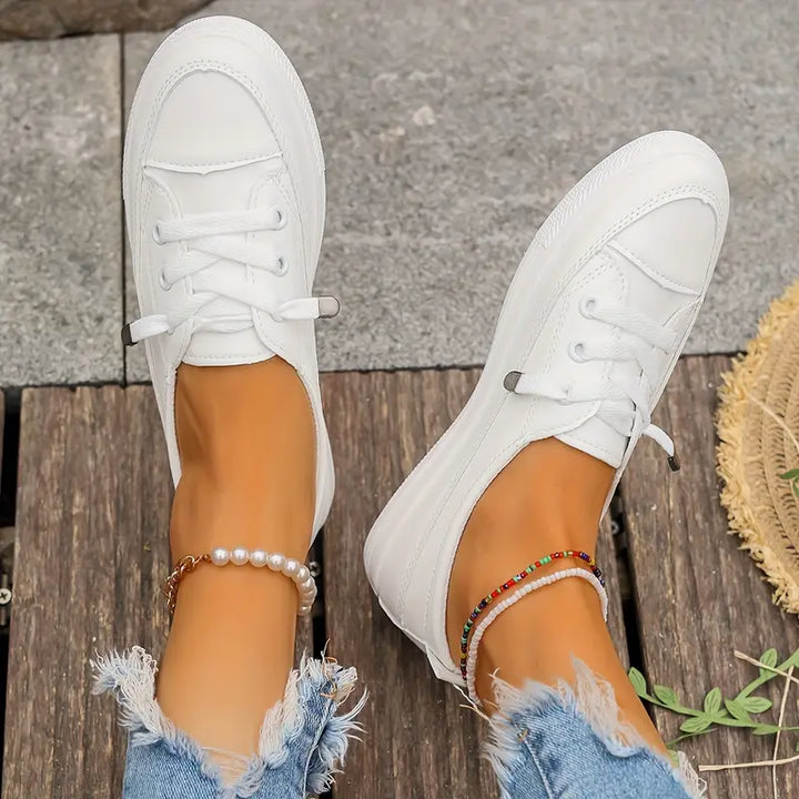 Damskie płaskie buty ze skóry syntetycznej, widok z boku, elegancki, optymalny komfort, nowoczesny i wszechstronny design.