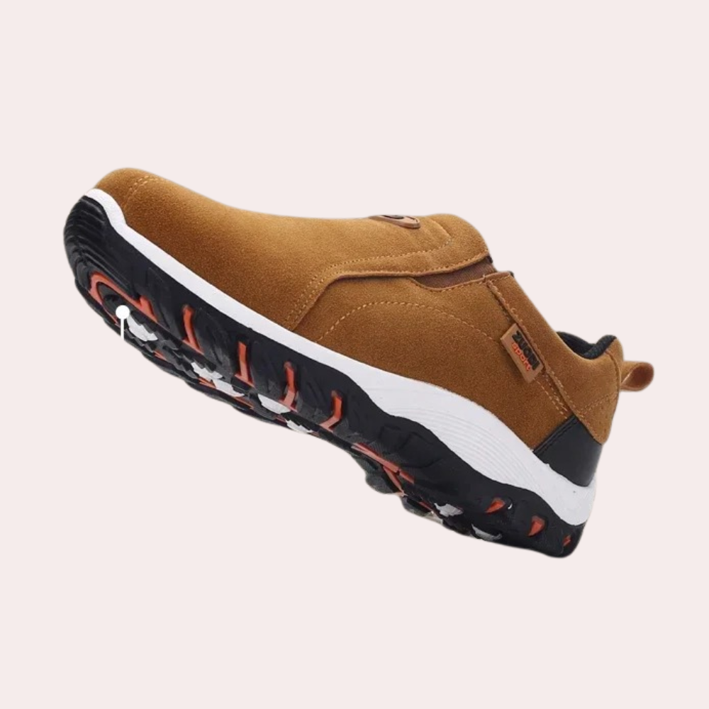 Męskie buty wsuwane w kolorze khaki, widok z boku, podkreślający design i materiały.