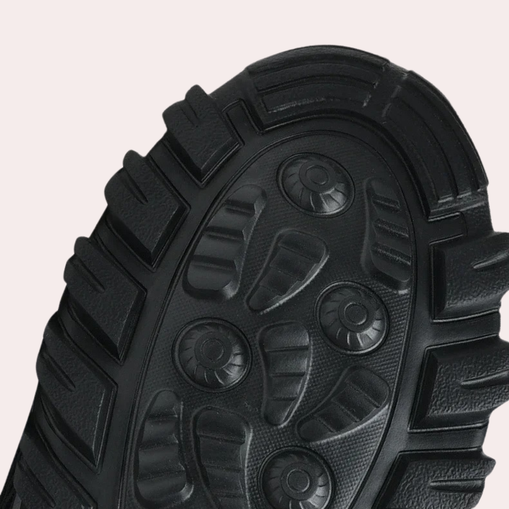 Męskie buty wsuwane czarne, uniwersalne i stylowe, z wygodną podeszwą.