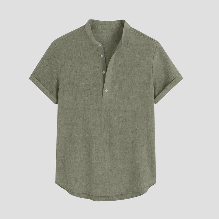 Męska koszula lniana na lato, luźny krój, kołnierz typu mao, podwijane rękawy, oddychający materiał, elegancki letni styl.