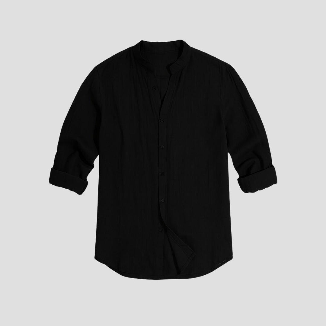 Męska nowoczesna koszula lniana, strukturalny kołnierzyk, dopasowany krój, neutralny kolor, idealna na letnią elegancję.